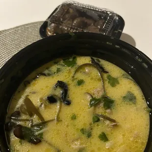 Fish maw chicken soup base pot