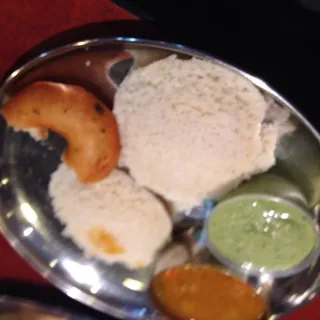 Idli Vada Combo (2 Idlies & 1 Maidu Vada)