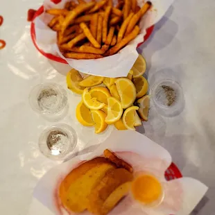 Cajun fries  and garlic .