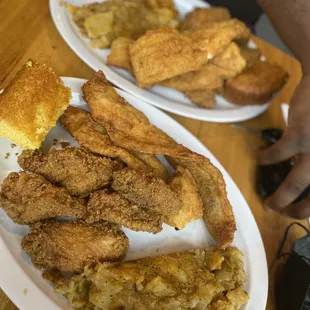 Shrimp&apos;s Shrimps&apos; Basket Combo  Fish and wings, cornbread, House Potatoes