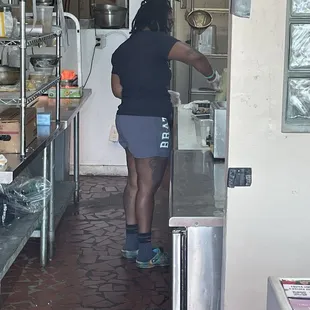 No hair net on, dirty kitchen