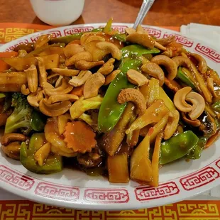 Shrimp with Cashews in garlic sauce.