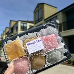 6-pc mochi (pink white, butter, peanut butter, green tea, chi chi dango, and kinako)