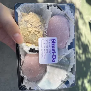 Mochi: kinako, yomogi, pink tsubu, pink white