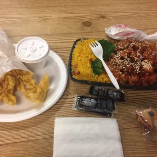 Sesame chicken dinner Crab Rangoon delicious,sweet