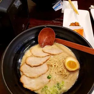 Tonkotsu Ramen || IG: @misspiggyeats