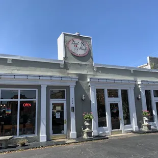 the outside of a restaurant