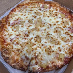 Cracker Thin Crust, nothing like pictures of pizza other patrons have ordered. So disappointing!