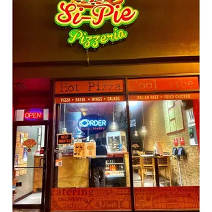 Late Evening Pizza Pit Stop.Si-Pie Pizza!N Broadway St. Quick Slice of Pizza to Go! Nice &amp; Easy!