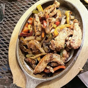 Chicken fajitas... sizzling!