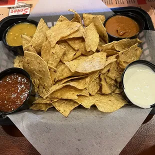 Chips &amp; 4 salsas