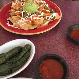 Jalapeños toreados, chicken nachos.