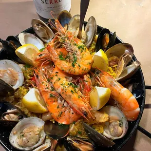 Paella de mariscos- seafood paella