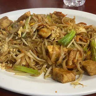 Pad-Thai Chicken Noodle but a bit closer  so good!!