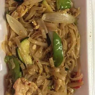 Pad chicken drunken noodles
