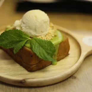 Pandan Honey Toast
Homemade Crispy Toast with Delicious  Ice Cream and Pandan custard Sauce