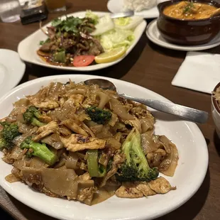 Phad See Eyew wit chicken, Tiger tear, Panang Curry