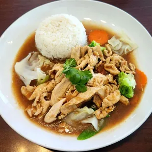 L02, Garlic &amp; Peppers with Chicken, $8.95. Lunch portion. Good, but not a lot of garlic or pepper flavor.