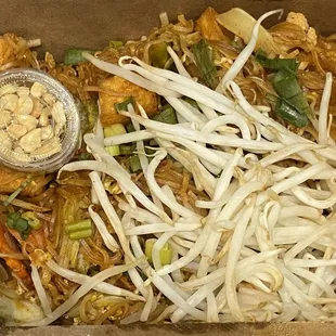 Pad Thai with tofu and veggies