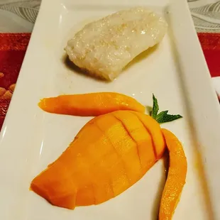 Sticky rice with mango