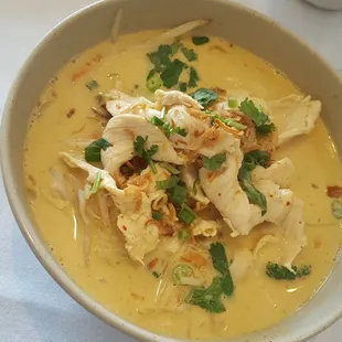 Yellow curry noodles with chicken