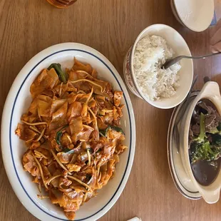 Pad Thai with thick noodles and beef and broccoli