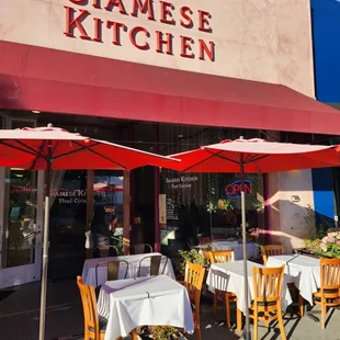 the outside of the restaurant