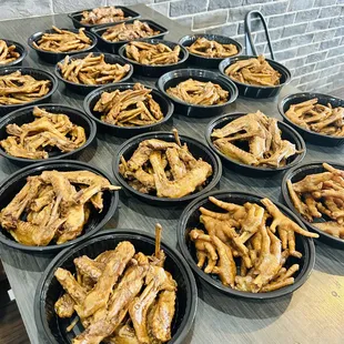a table of chicken wings