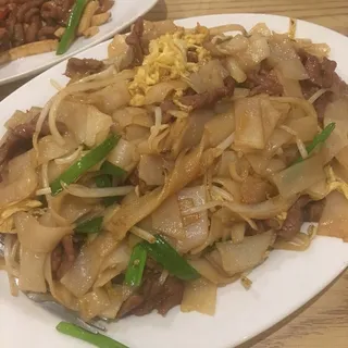ND9. Flat Rice Noodle with Beef