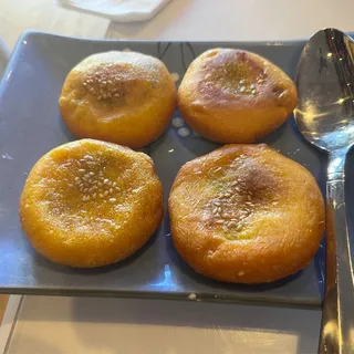 143. 4 Pieces Pumpkin Sesame Rice Cake
