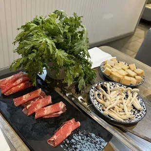 Tong hao, beef, tofu, mushrooms