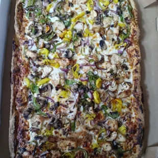 DETROIT STYLE PIZZA. 
CHICKEN PHILLY PIZZA.
CHICKEN, MUSHROOMS, ONIONS, BANANA PEPPERS AND GREEN PEPPERS.