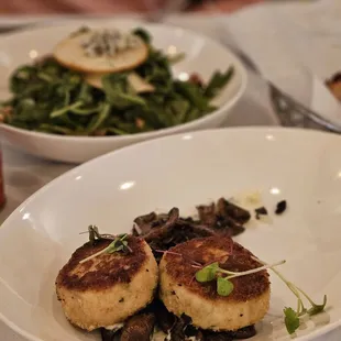 Tortino di granchio - crab cakes, warm mushroom salad and tartar sauce (restaurant week summer 2024, lunch, 1st course)