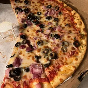 Pizza was ok, &amp; was still somewhat hot.