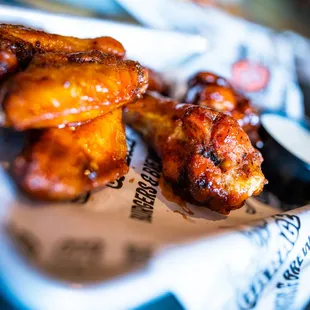 chicken wings and dipping sauce