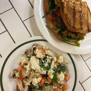 egg white scramble with mushrooms , tomatoes , spinach