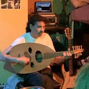 Mahmoud Chouki on the oud - amazing!