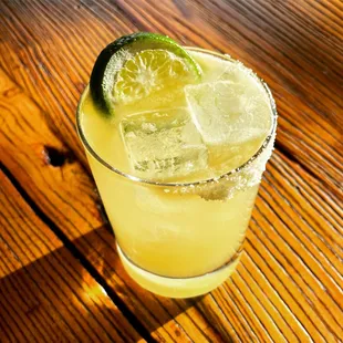 a margarita with lime and ice