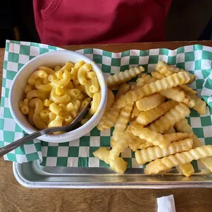 Kids menu Mac n Cheese w/ French Fries