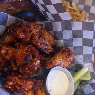 chicken wings and fried chicken, bbq chicken, fried chicken wings, chicken, bbq wings, chicken wings, fried chicken, poultry, food