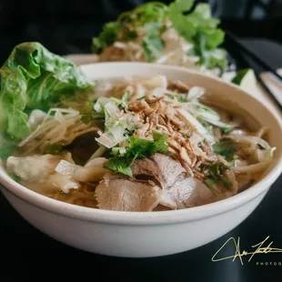 Mi hoanh thanh. Was okay. Lots of dumplings!