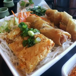 B5 BUN BO/GA/TOM STIR-FRIED GARLIC LEMONGRASS