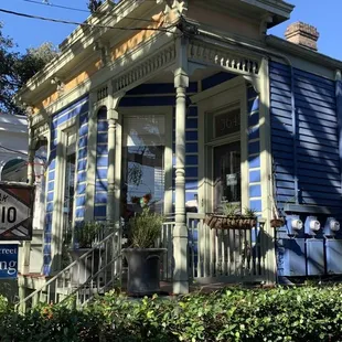 Beautiful garden district location