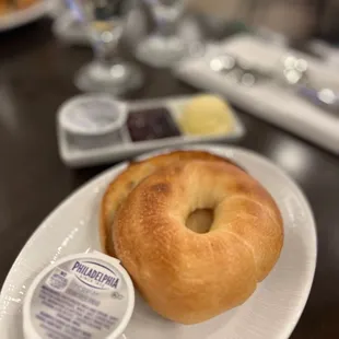 Plain Bagel (served w/ cream cheese, grape jelly, &amp; butter)