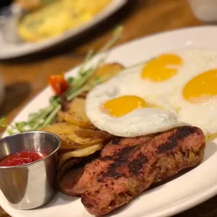 a plate of breakfast food