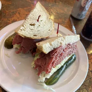 #7 Elliott. (Corned beef, slaw, Russian dressing on rye). No seeds, as it should be.