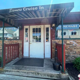 the entrance to siemers cruise inn