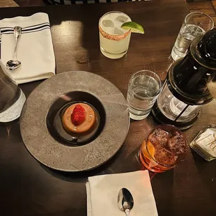 Mezcal Margarita en el Perfecto balance ! Excelente flan con el toque rico de alcohol y un Negroni exquisito !