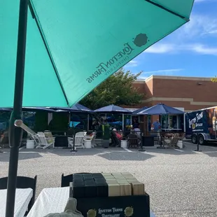 Indoor or outdoor seating. Crisp, smooth liquors. Friendly staff. Relaxing setting.