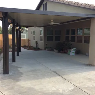 Attached flat-pan patio with lighting on columns